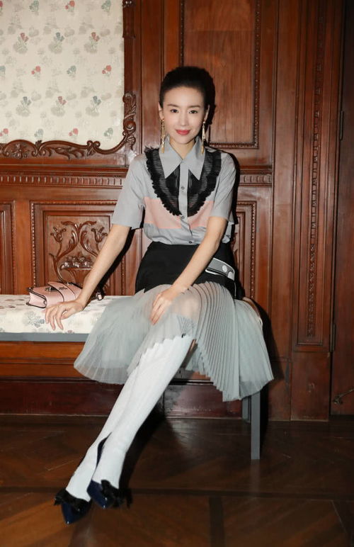 董潔一襲白裙,39歲看著更像19歲少女,側顏太精致了