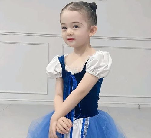 樊少皇女兒不愧是最美星二代,穿公主裙好有混血感,濃眉大眼像爹